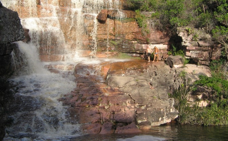 Paredões imponentes do canyon do Vale da Capivara na trilha da Fumaça